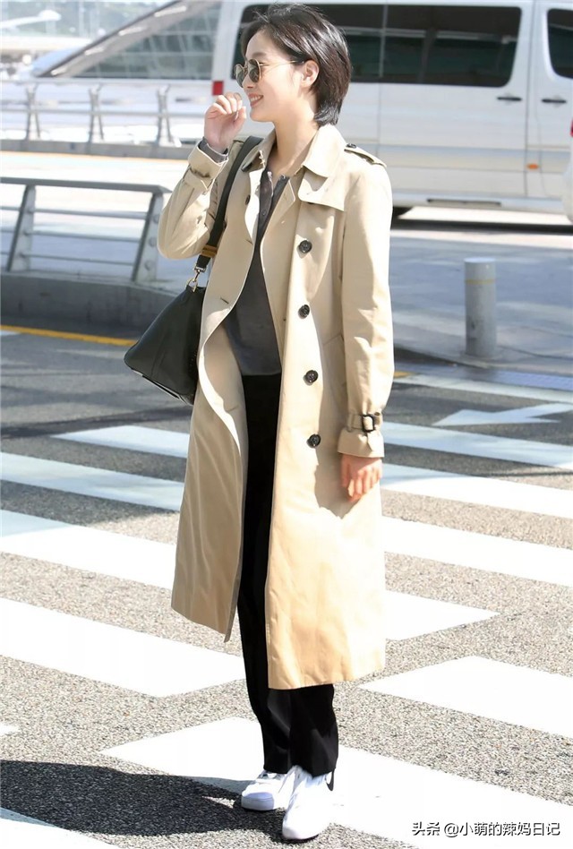 马丁靴搭配连帽风衣,冬天穿风衣千万别配两种裤子