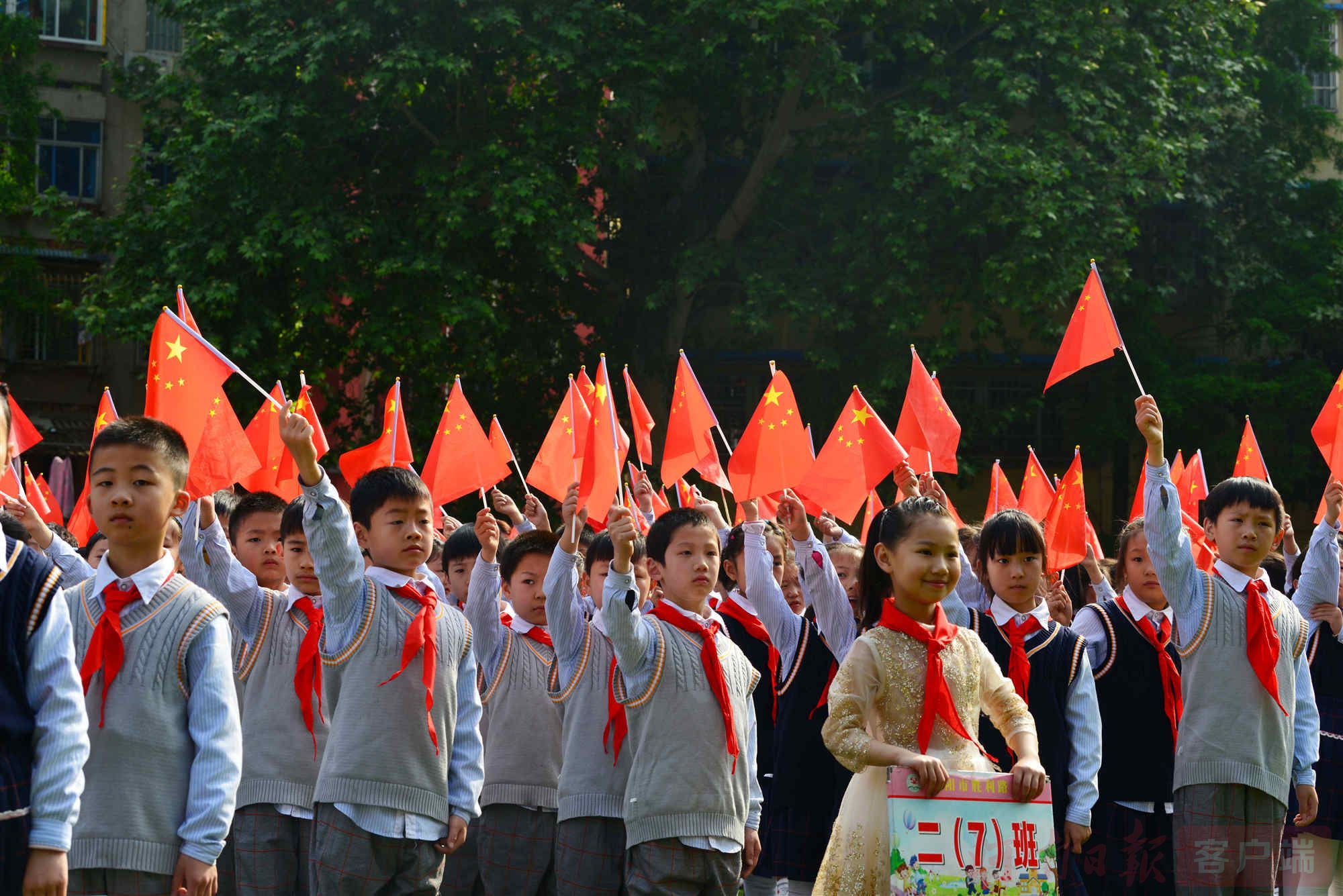 足球青少年传接球训练完成射门,足球名场面小将背脚弧线球