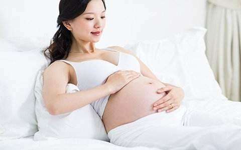 好奇胎儿在妈妈肚子里动,好奇胎儿在妈妈的肚子里做什么呢