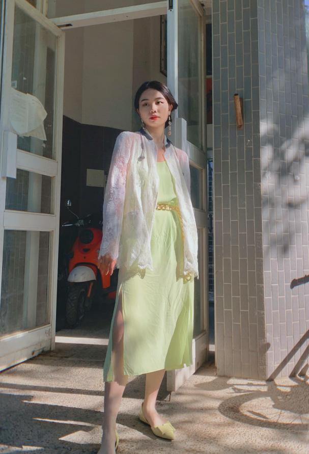 吊带裙很“露骨”，不敢穿？搭配一件外套试试，尽显优雅气质