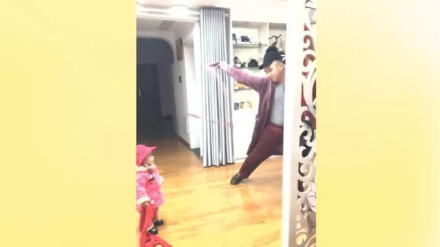 盘点爸爸哄女儿的暖心瞬间,为什么爸爸更容易逗女儿开心