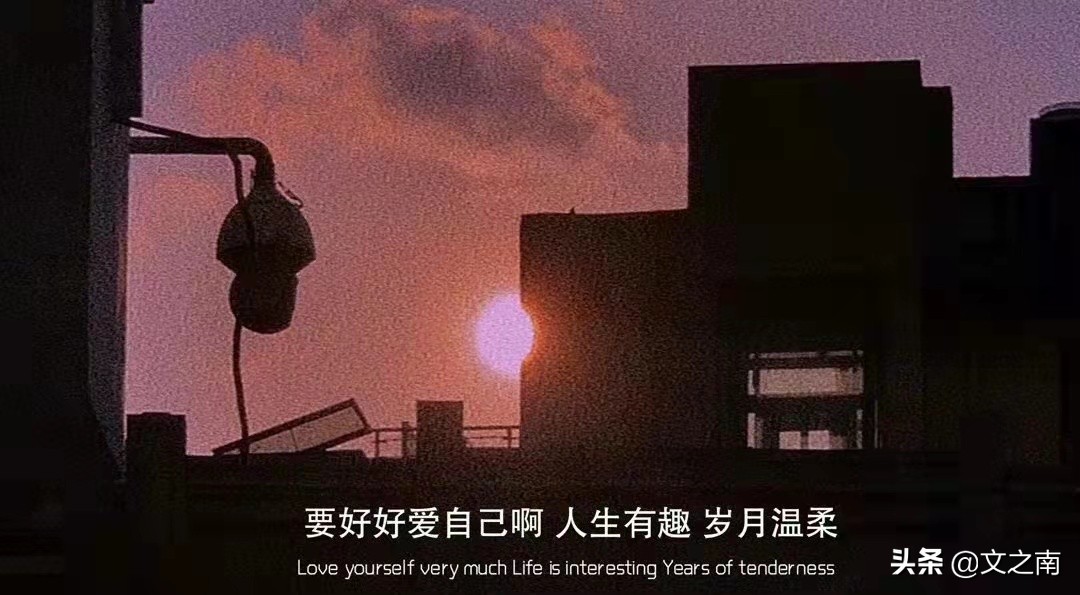 身上粘了很多毛毛,身上盖着薄薄的破被