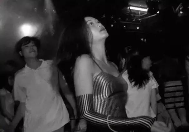 台上一首歌，台下瞎来，90s砂舞厅的粉红回忆