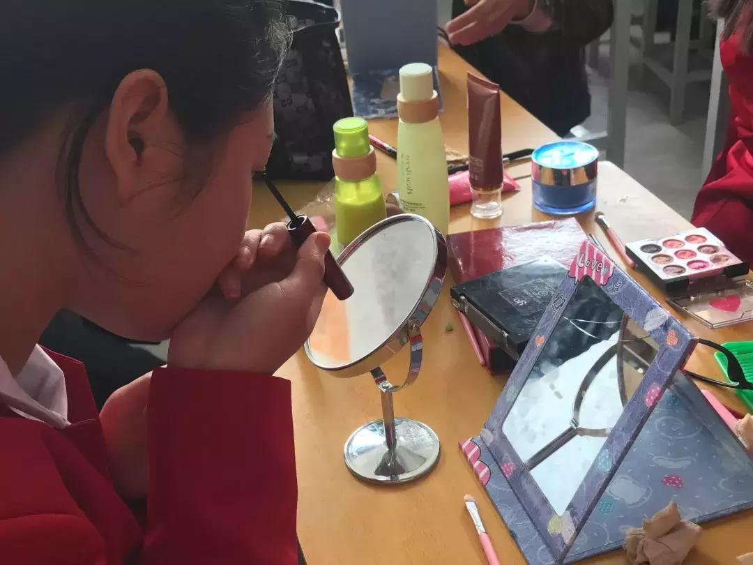 三尺讲台书写桃李芬芳,三尺讲台书写青春芳华