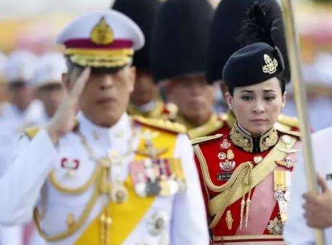 泰国王后回眸太美！前任太子妃费尽心机，最终输给苏提达的清纯