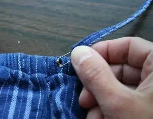 拉链脚坏了用吸管怎样修复,用塑料吸管修复衣服拉链