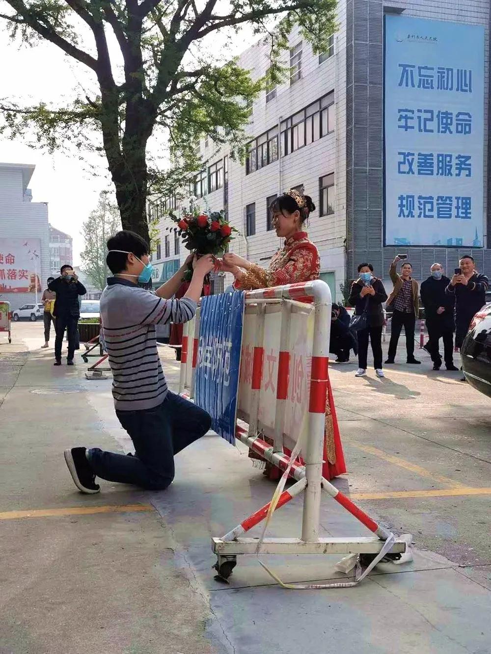 昨天，泰州这个地方举行了一场婚礼，新郎却始终没有出现……