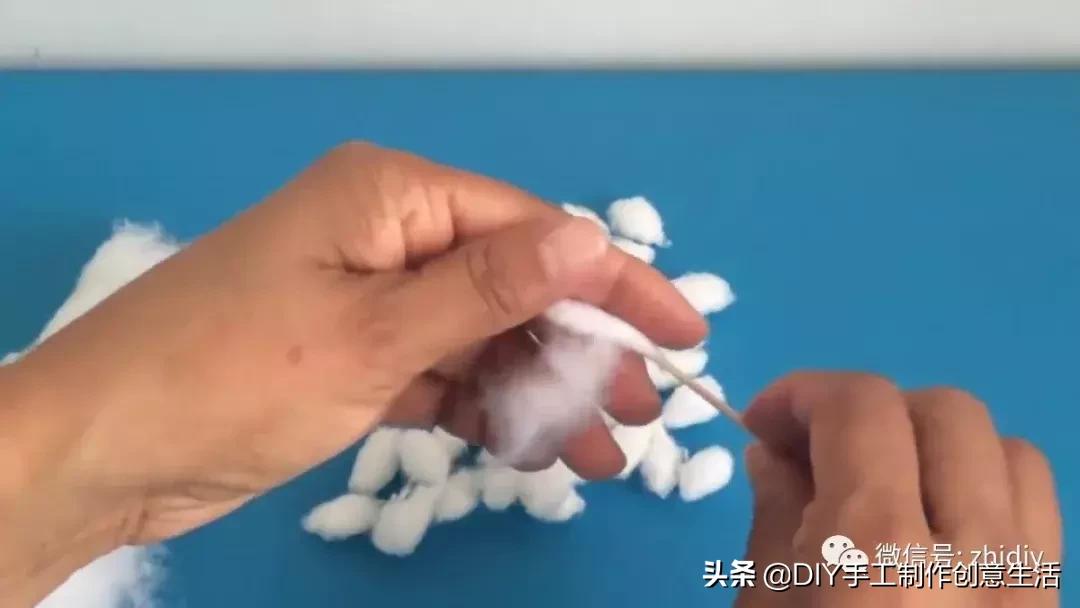 用白纸做个可爱的咩咩羊,用纸折一个可爱的小山羊