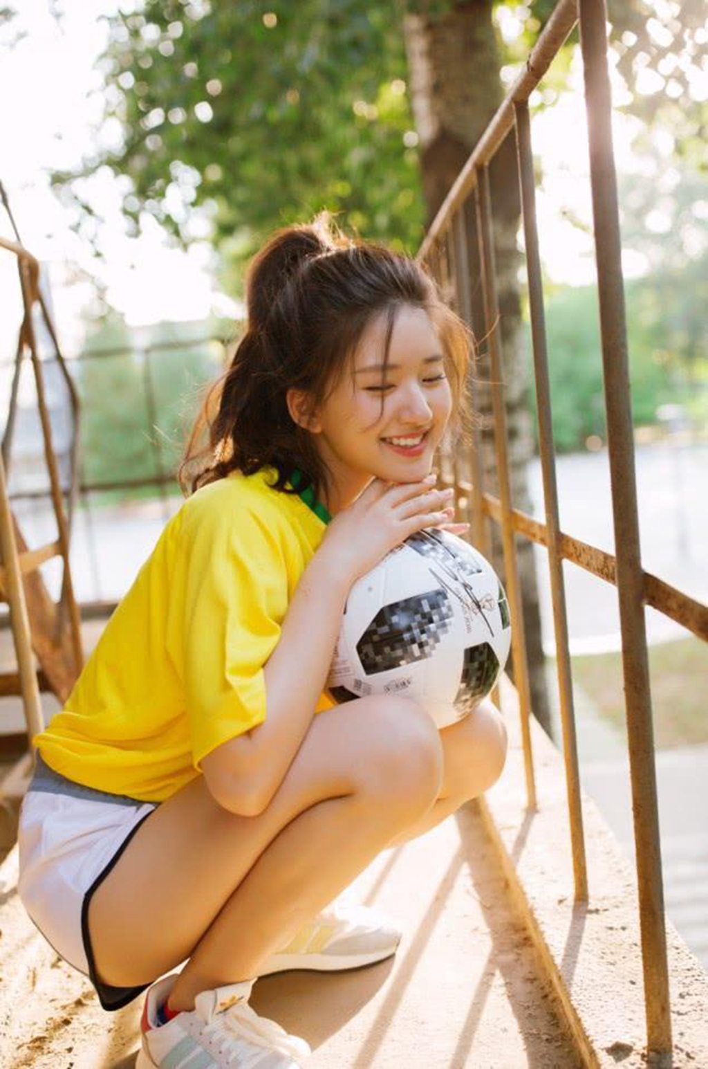 赵露思靓丽灵动,赵露思黑白背心