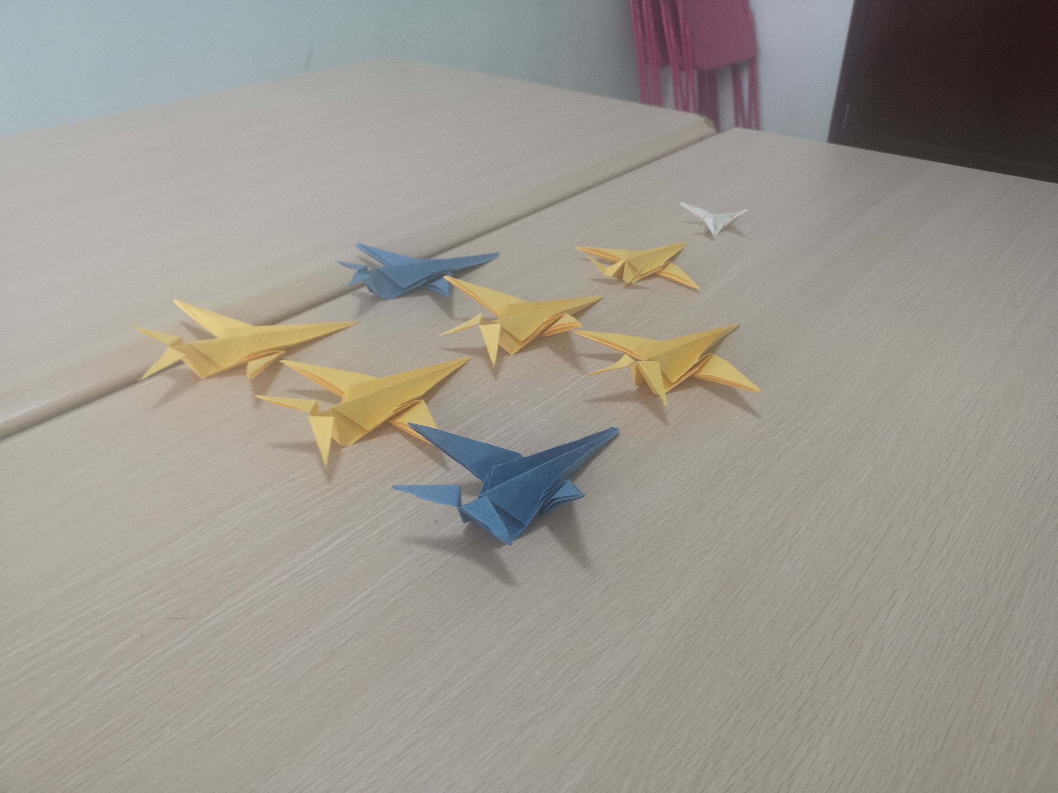 纸飞机飞向温暖，踢足球凝聚真情