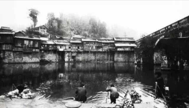 悠悠沱江：渔夫点亮边城夜，灯火照得凤凰醉！