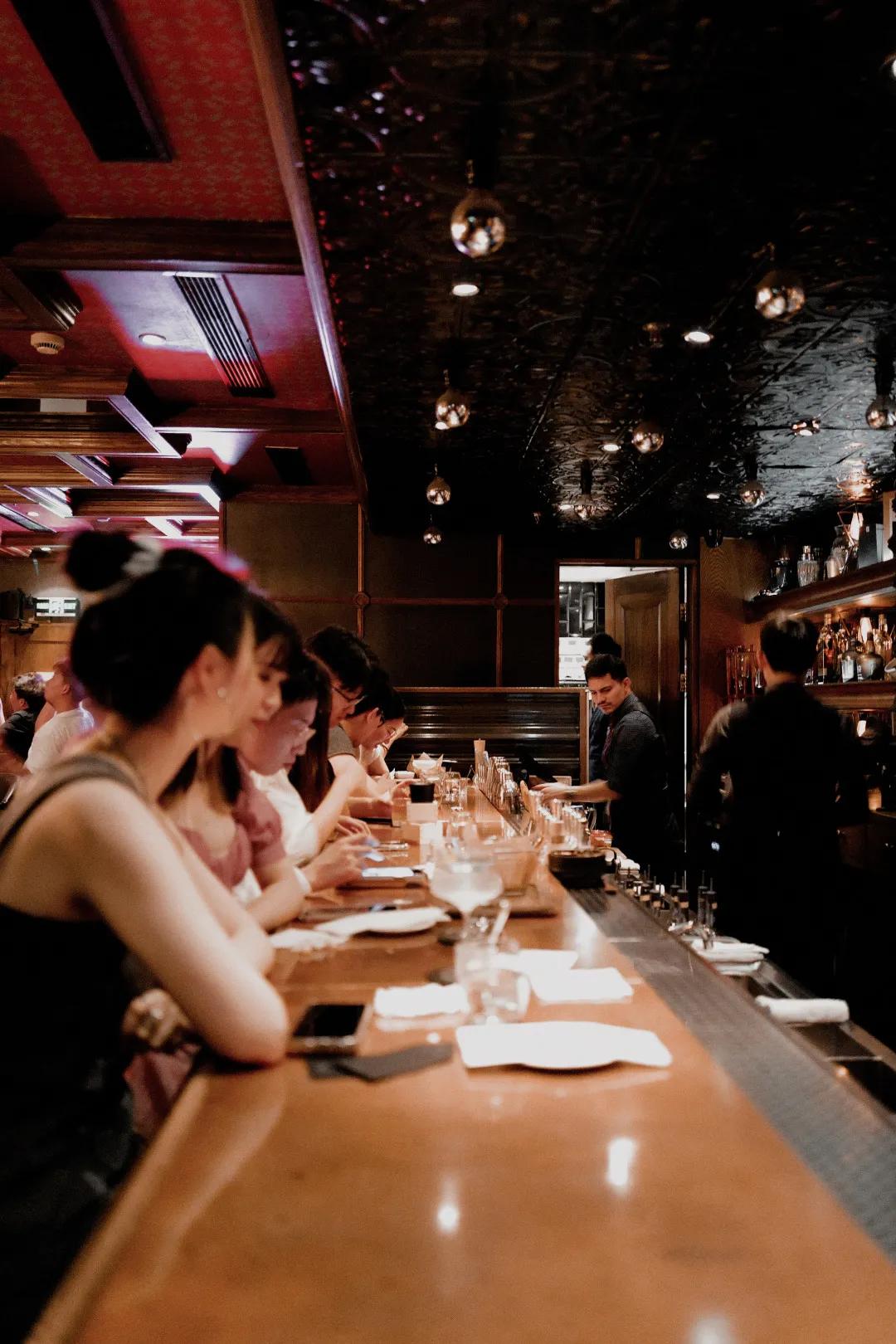 在上海的天花板酒吧“闯关”，喝到第五杯我悟了