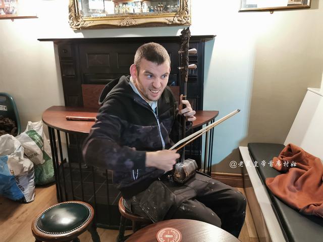 中国民乐奏响爱尔兰酒吧，老外听呆盛赞，纷纷热情款待博主