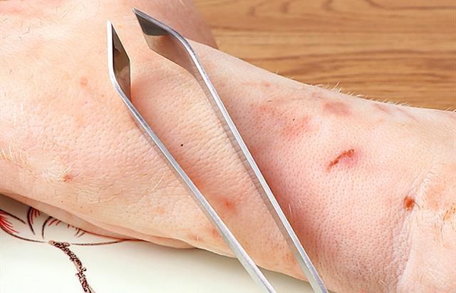 猪皮上有猪毛怎么办别用刀刮了，教你2个小技巧，彻底清理干净