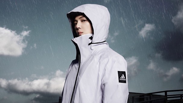 lisaadidas同款上衣,lisa穿搭红色耐克高帮