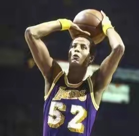 湖人队蓄势待发锁定三大球星,湖人队三巨头是哪三人