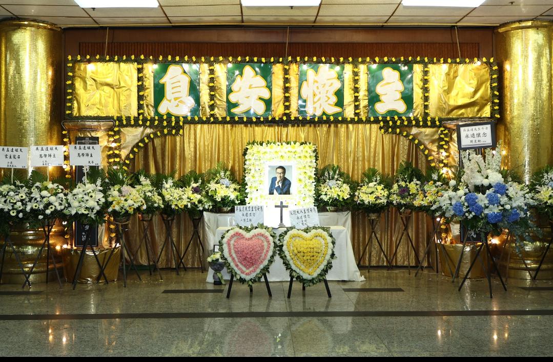 周星驰吊唁吴孟达现场完整,周星驰送别吴孟达视频全程