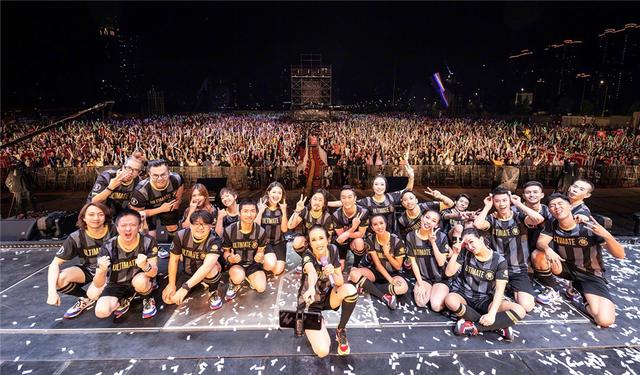 莫文蔚粉红色短装,莫文蔚穿衣风格有多胆大