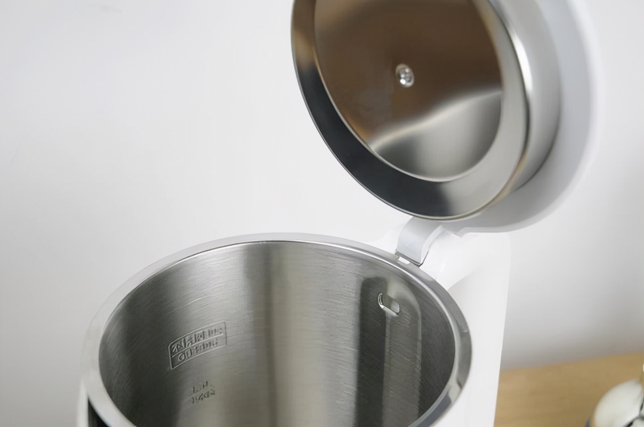 长期喝“电热水壶”烧的水，对身体有影响吗？医生：别不放心上