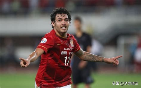 写国足的文章,李霄鹏男足集训名单