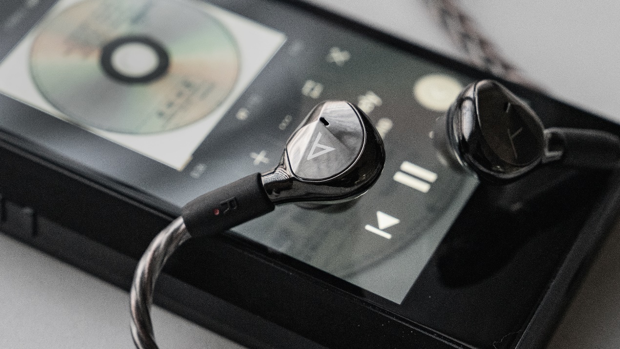 声学艺术品，AstellKernAKT9iE特斯拉动圈耳机听音谈