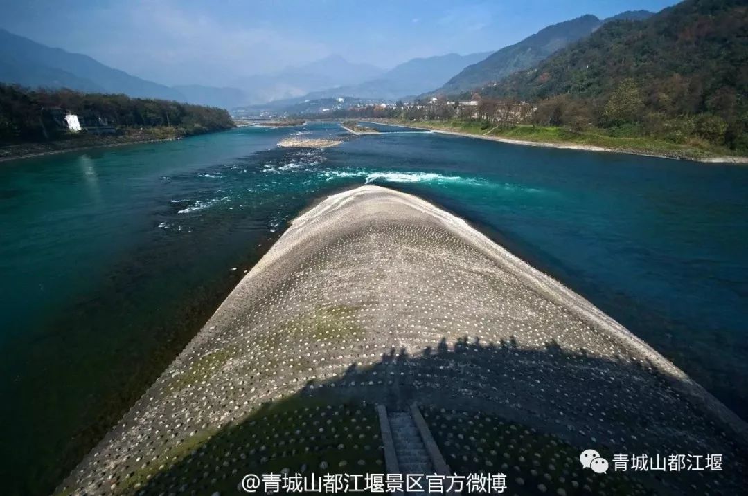 坐上公交去旅行！跟着这条101路线，带你玩遍大半个都江堰～一站一景，吃喝玩乐一网打尽！