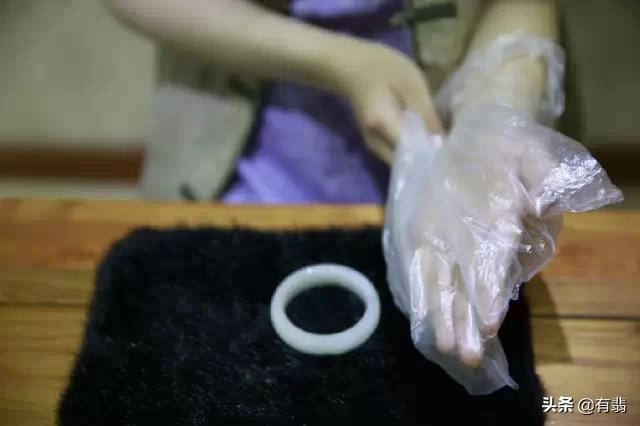 翡翠手镯戴的方法,玉手镯要怎样戴和脱