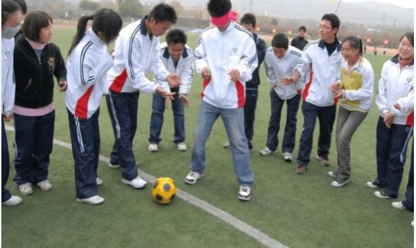 适合学生100人团建游戏,团建最火的十个项目游戏推荐