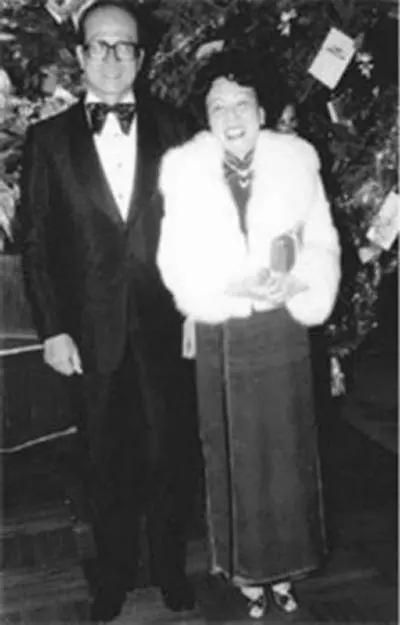 香港豪门最惨原配！生前帮贫穷小子成首富，死后还要被他利用？