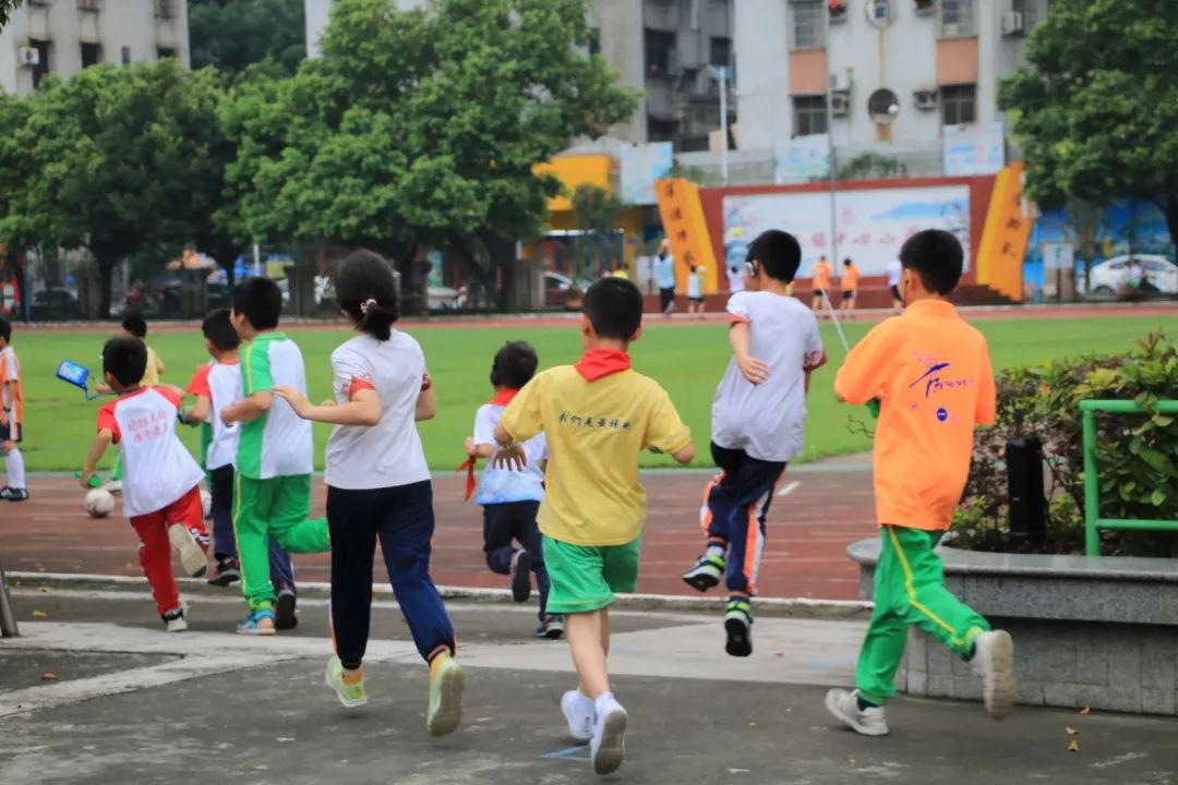 番禺｜好厉害！石碁镇中心小学这群“小特工”玩转无线电测向，上演一场场“谍战”搜寻