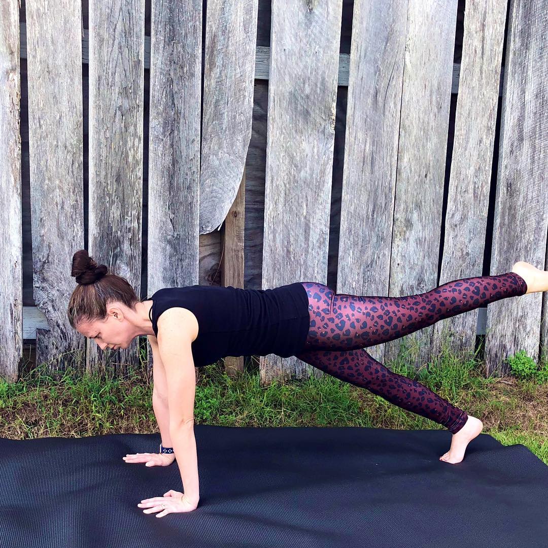 手臂粗怎么减怎么穿衣服,每天10分钟甩掉拜拜肉练出天鹅臂