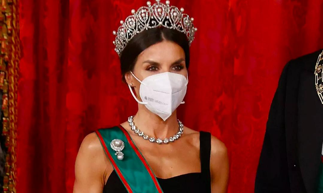 西班牙王室紫色皇冠,西班牙王后的珍珠项链