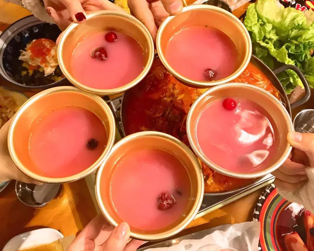广州爆火的韩国年糕火锅 (韩国美食一条街部队火锅)