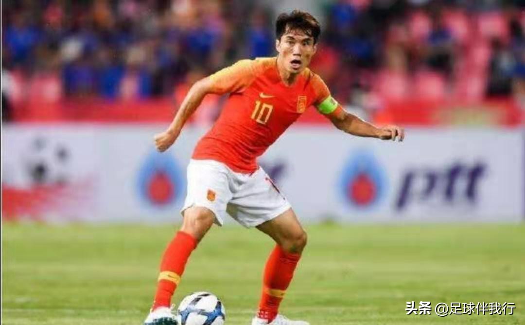 国足晋级球迷高唱我的祖国,高唱我和我的祖国对唱版
