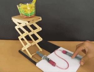 穷人的乐高什么样？印度大佬用垃圾做的玩具，火了