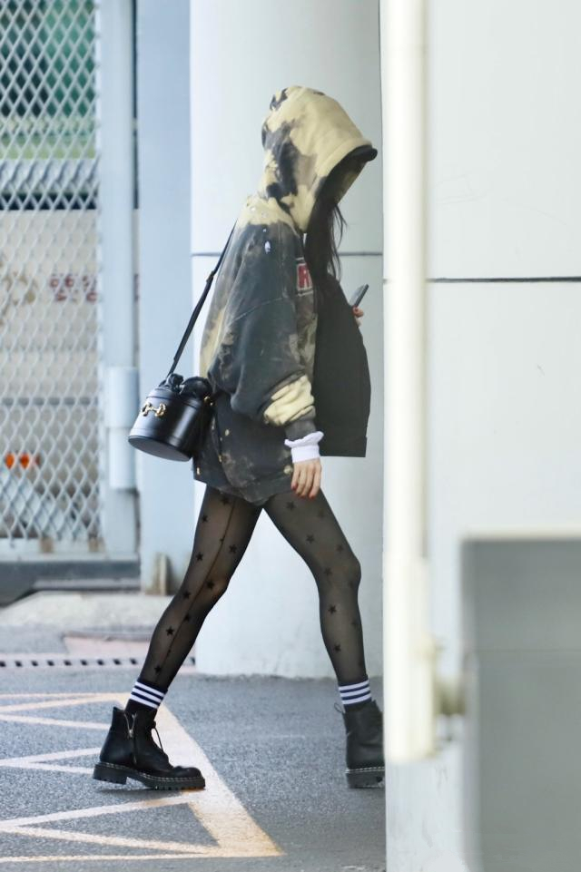 杨幂黑白袜穿搭,杨幂穿黑皮衣裙配网袜又潮又个性