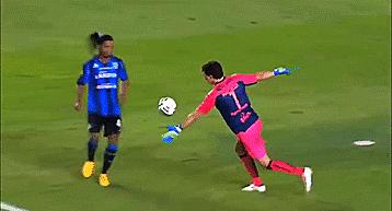 十个足球比赛常用过人教学,球场上的经典技巧大家都学一学吧