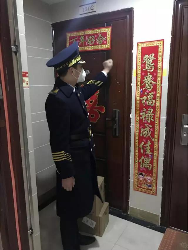 疫情下物业小哥从跑男变成了跑腿,物业管理人员坚守疫情防控第一线