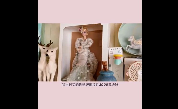 花8000买芭比娃娃,花1000多给手办买了件衣服