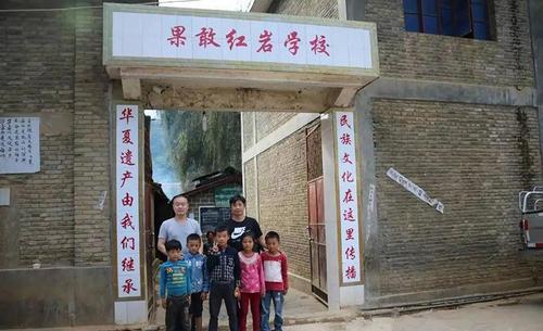 中国西南边贸热闹多，外国人流行讲汉语、用人民币、留学中国。