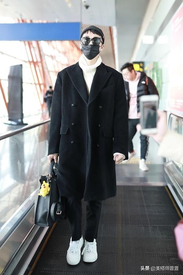 许魏洲牛仔外套穿搭,许魏洲现身活动黑色西装英气撩人