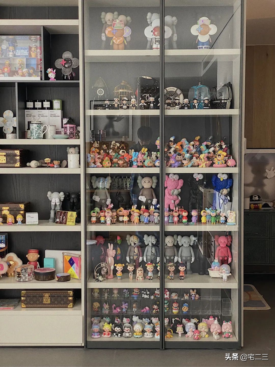 从KAWS、村上隆到草间弥生，为什么潮玩艺术也进军家居界了？