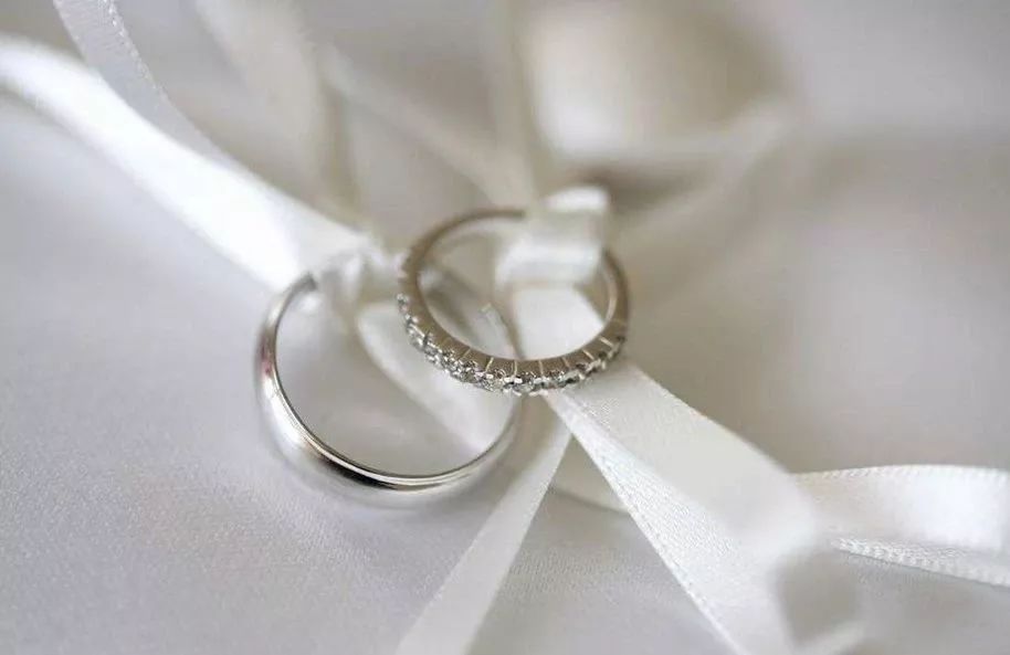 黄金、铂金钻戒戴久了，不如以前亮？怎么办？狮子优选珠宝课堂