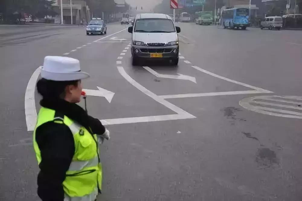 路口压线算违反禁止标线指示,开车压线几种情况扣分