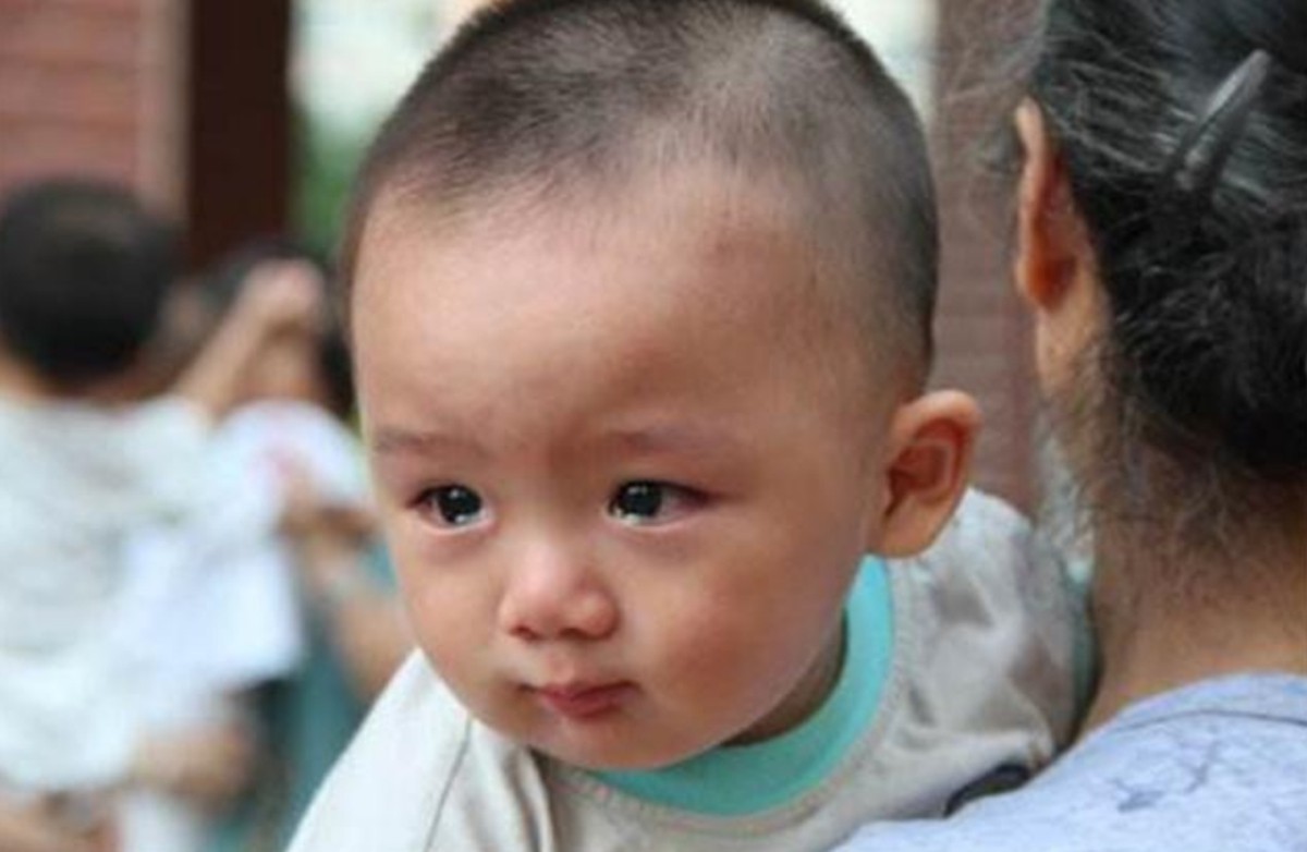 宝宝认生看到人就哭怎么办,婴儿见生人就哭是胆小吗