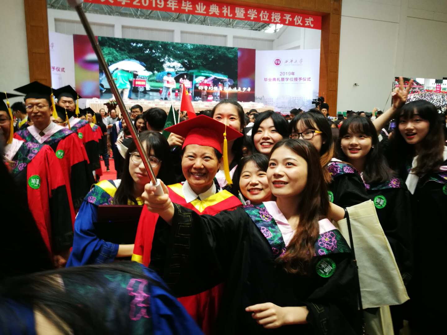 西华大学举行毕业典礼，校领导成了毕业生们的模特