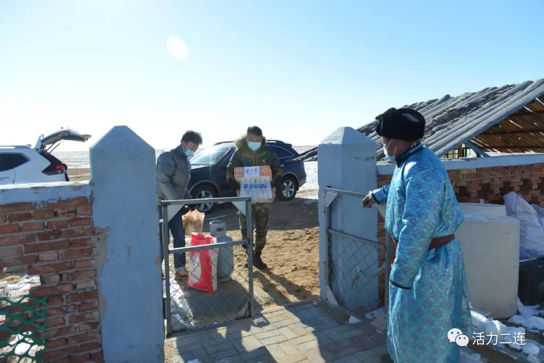 「众志成城抗击疫情」草原上建起便民点“两委”成员当“代购”