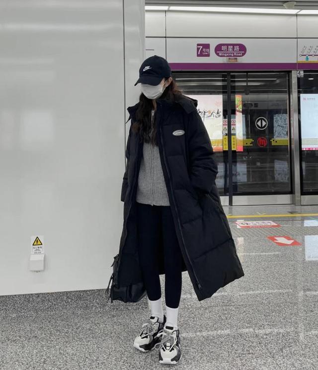 长羽绒服鲨鱼裤的穿搭,长款羽绒服鲨鱼裤冬季穿搭