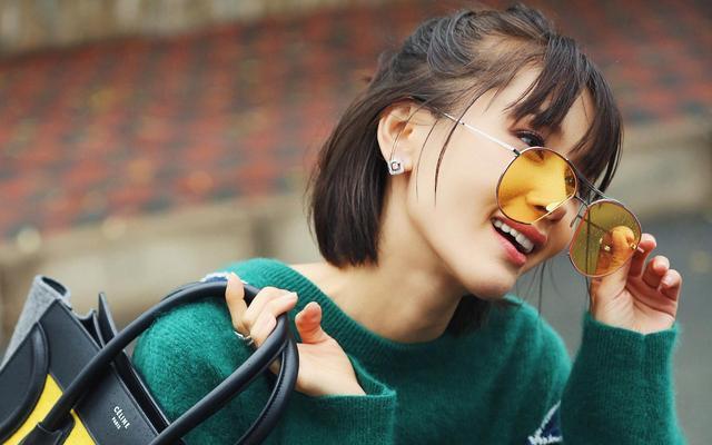 王子文高铁踩桌,王子文穿高跟鞋被嘲笑是地摊货