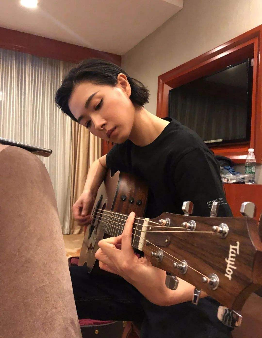 多变的万茜现在怎么样了,万茜乘风破浪的姐姐谦虚的样子